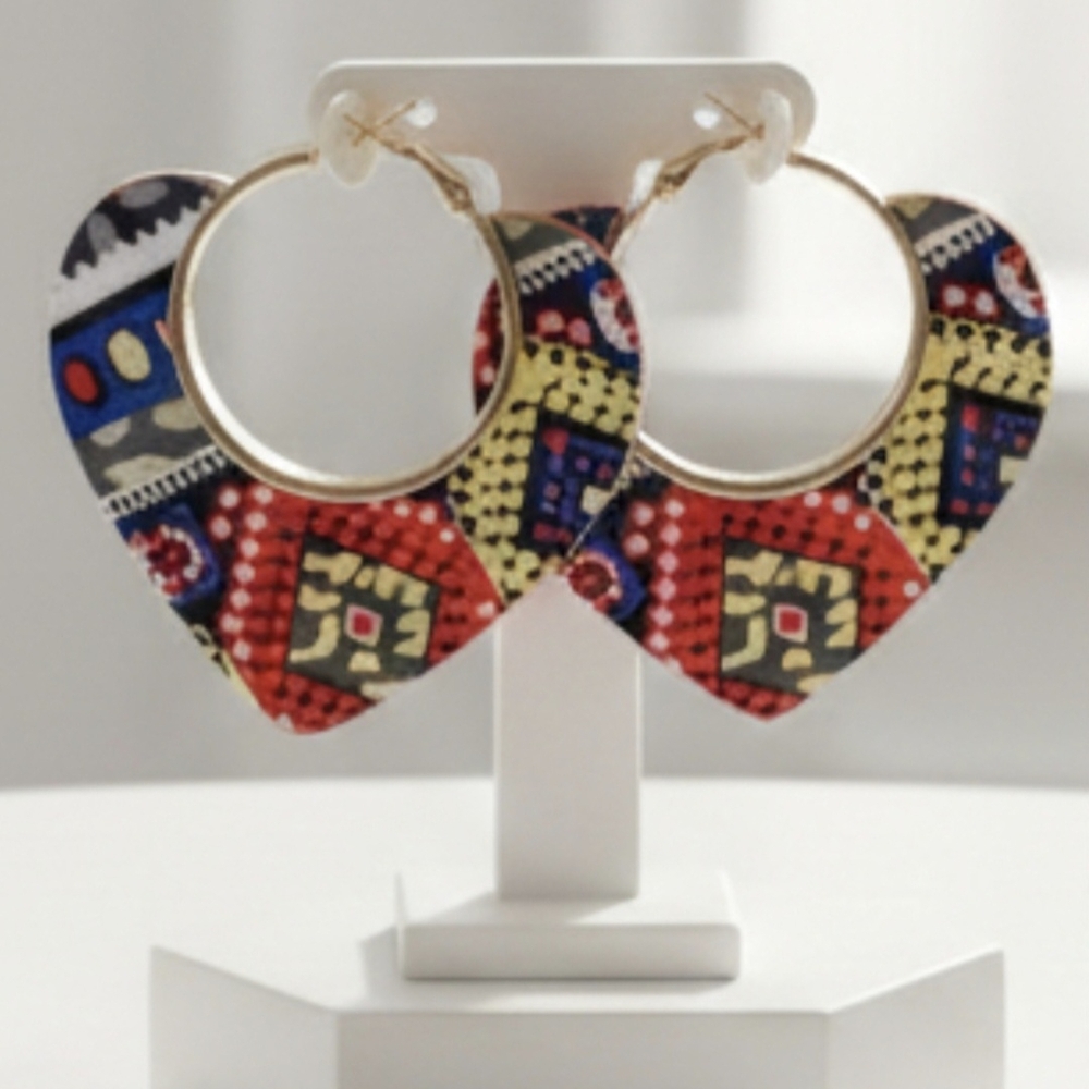Ultra-lightweight wooden hoop earrings with a heart and African print. 6cm - Picture 2 of 7